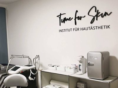 3d-logo-schwarz-behandlungsraum-kosmetikgeräte-hygieneartikel