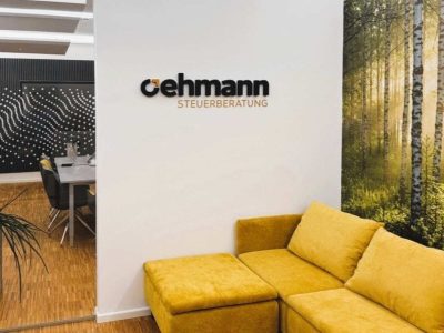 3d-logo-schwarz-gelb-wartezimmer-sofa-konferenztisch