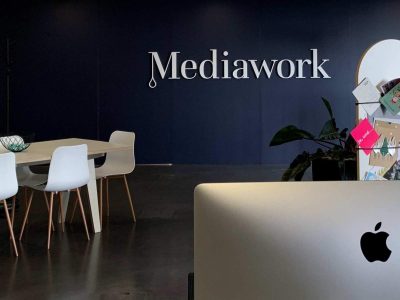 3d-logo-weiß-büro-apple-imac-tisch-stühle