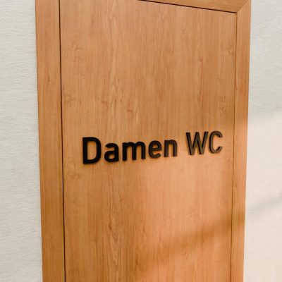 3d-schrift-damen-wc-industrial-design