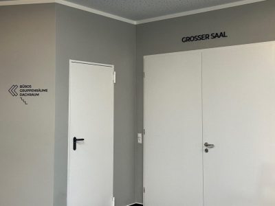 3d-schrift-eingangsbereich-betonwand-orientierung-Leitsystem