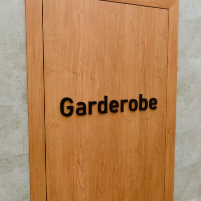 3d-schrift-garderobe-industrial-design