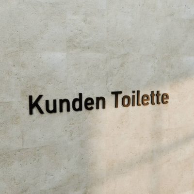 3d-schrift-kunden-toilette-industrial-design