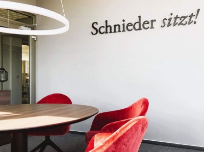 3d-schrift-schwarz-konferenzraum-konferenztisch-bürostühle