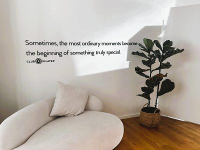 3d-schrift-spruch-grau-wartebereich-sofa-pflanze