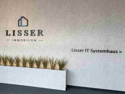 3d-schriftzug-3d-logo-eingangsbereich-betonwand-orientierung-Wegweiser