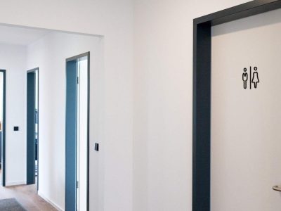 3d_symbol_schwarz_flur_bürotüren_toilettenschild_damen_herren