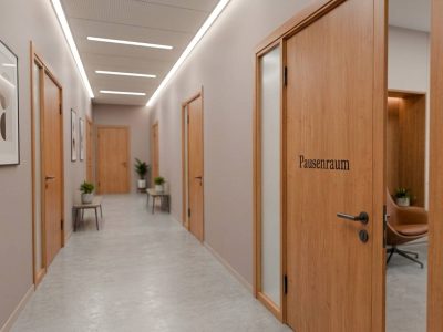 Moderner Büroflur mit Holztüren, beschriftetem Pausenraum, minimalistischer Einrichtung und heller LED-Beleuchtung in einer modernen Arbeitsumgebung.